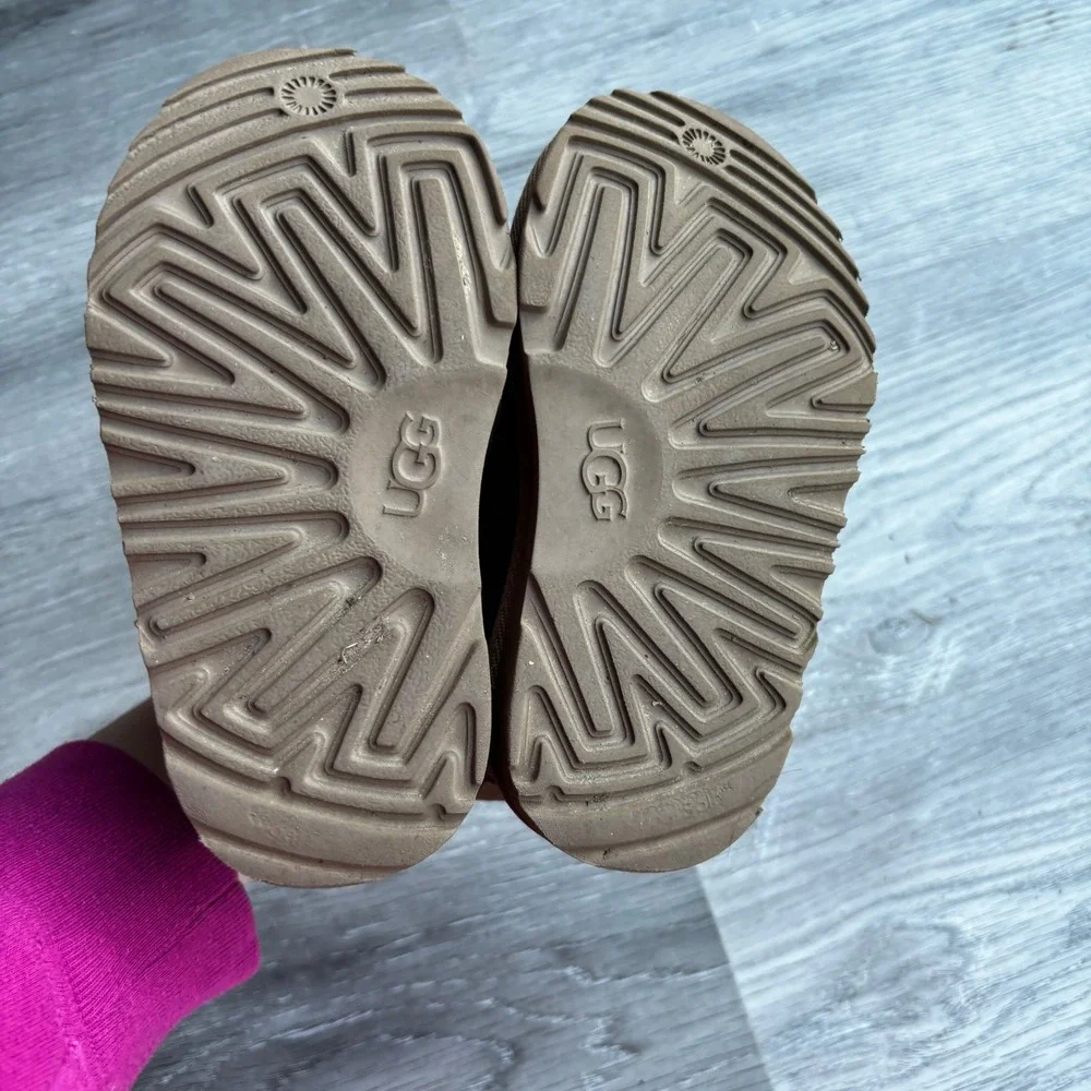 Kids UGG Brown Suede Sheepskin Lined Booties Toddler‎ Infant Size 9 - Picture 7 of 9